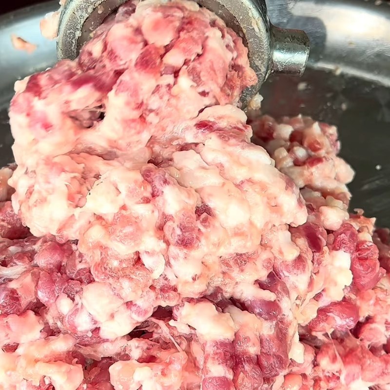 Bước 3 Xay và nhồi thịt làm lạp xưởng Lạp xưởng tươi
