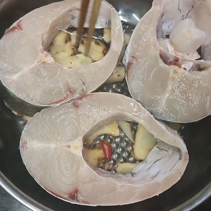 Bước 2 Xếp cá và gia vị vào nồi để kho cá quả chay Quả chay kho cá