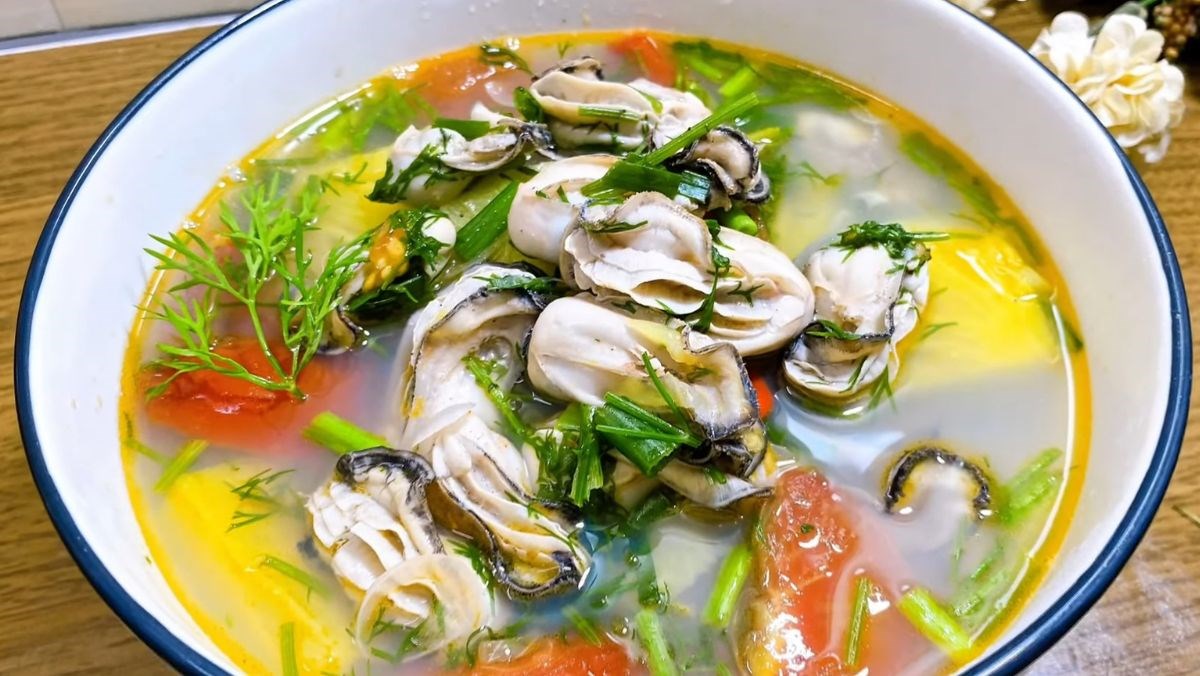 Nấu canh hàu cà chua