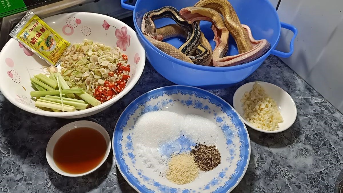 Nguyên liệu món ăn rắn xào sả ớt
