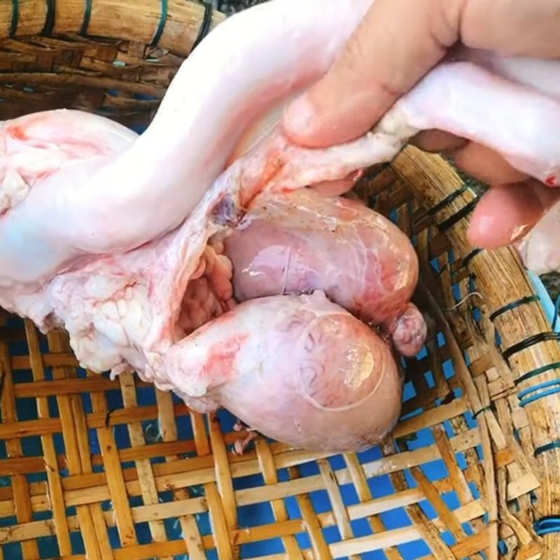 Bước 1 Sơ chế pín bò và chuẩn bị nguyên liệu Lẩu pín bò