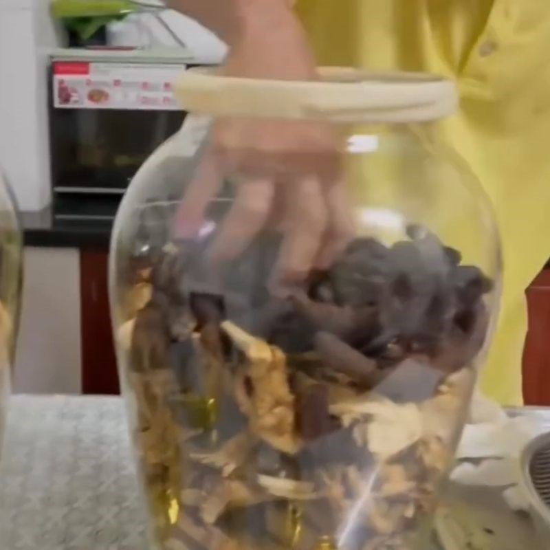 Bước 3 Xếp nguyên liệu vào bình Rượu đinh lăng