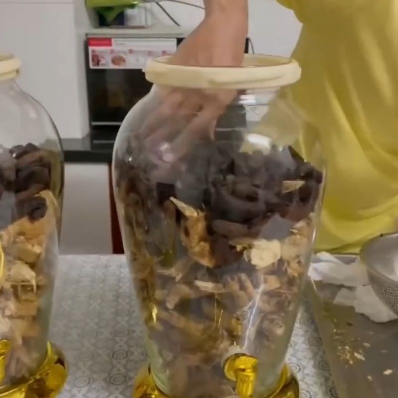 Bước 3 Xếp nguyên liệu vào bình Rượu đinh lăng