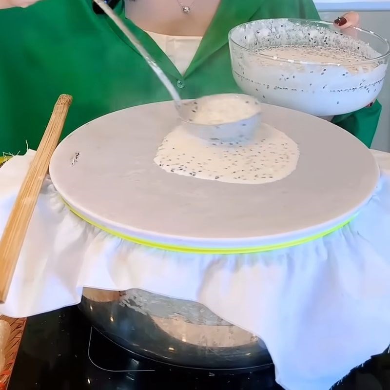 Bước 5 Tráng bánh ướt mỏng mịn Bánh đập