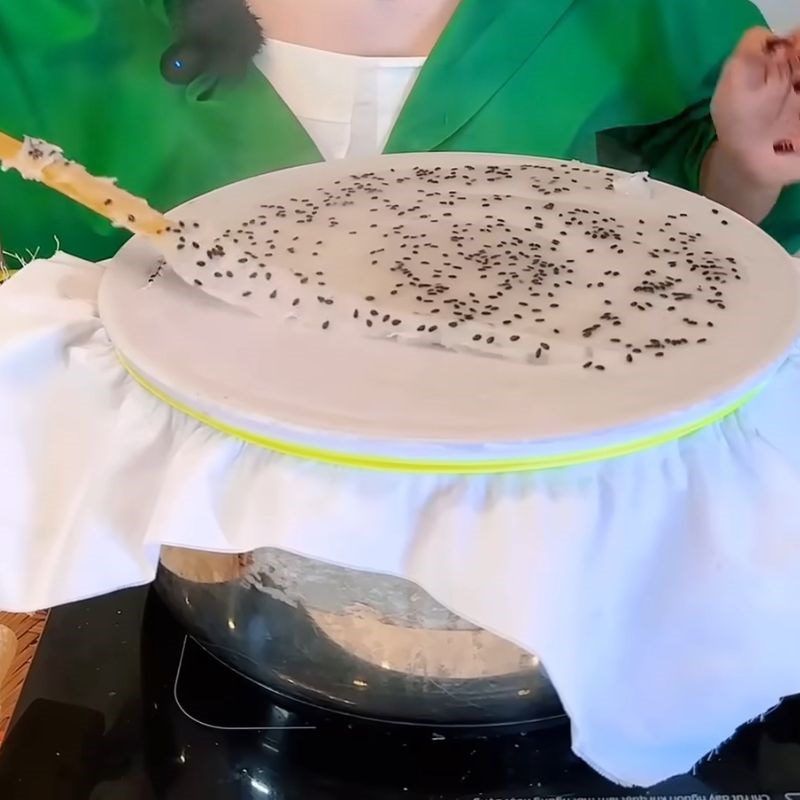 Bước 5 Tráng bánh ướt mỏng mịn Bánh đập