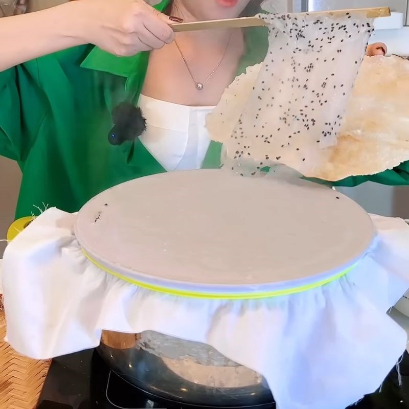 Bước 5 Tráng bánh ướt mỏng mịn Bánh đập