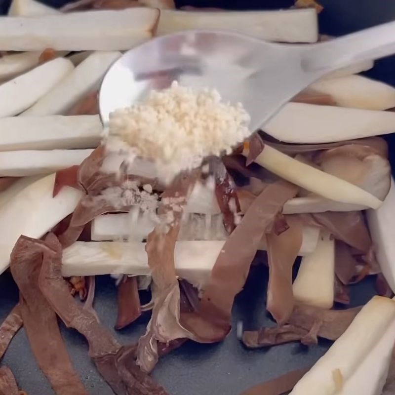 Bước 4 Xào nhân và vắt ráo rau củ Gỏi chay ngũ sắc