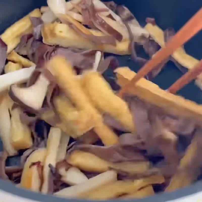 Bước 4 Xào nhân và vắt ráo rau củ Gỏi chay ngũ sắc