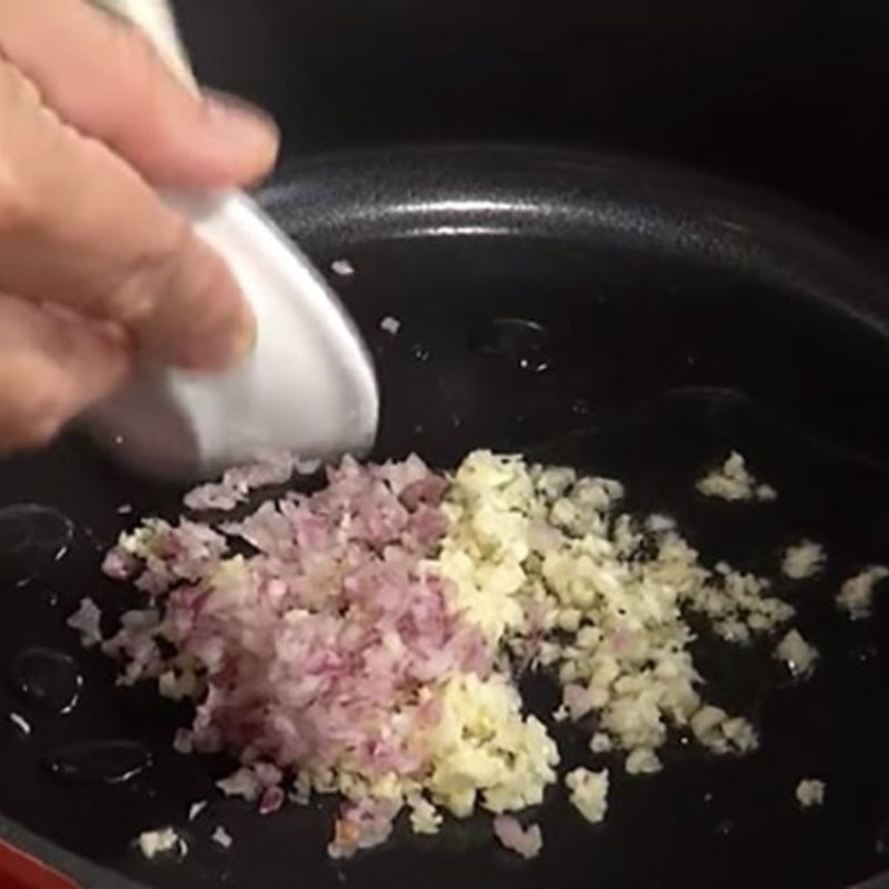 Bước 2 Chiên sơ cá và xào thơm gia vị Lá bứa nấu canh chua