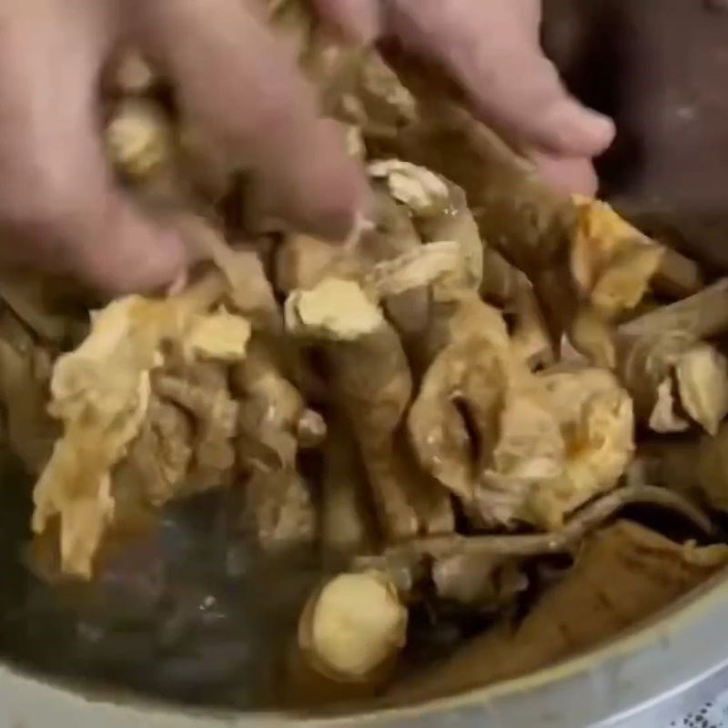 Bước 1 Sơ chế củ đinh lăng Rượu đinh lăng