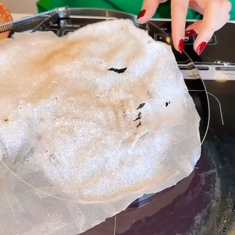Bước 2 Nướng bánh tráng Bánh đập