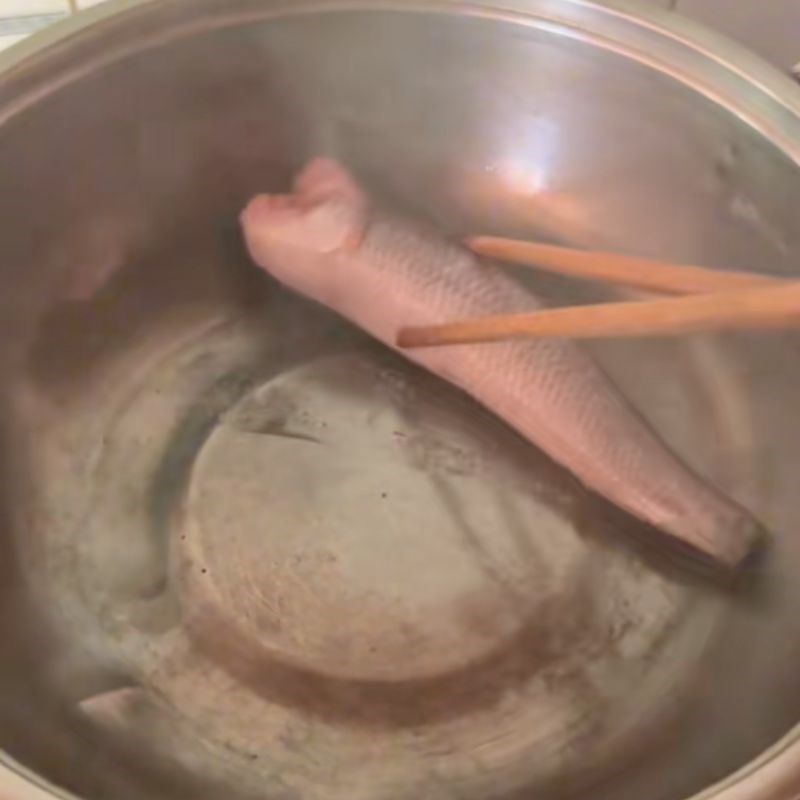 Bước 2 Chiên sơ cá và xào thơm gia vị Lá bứa nấu canh chua