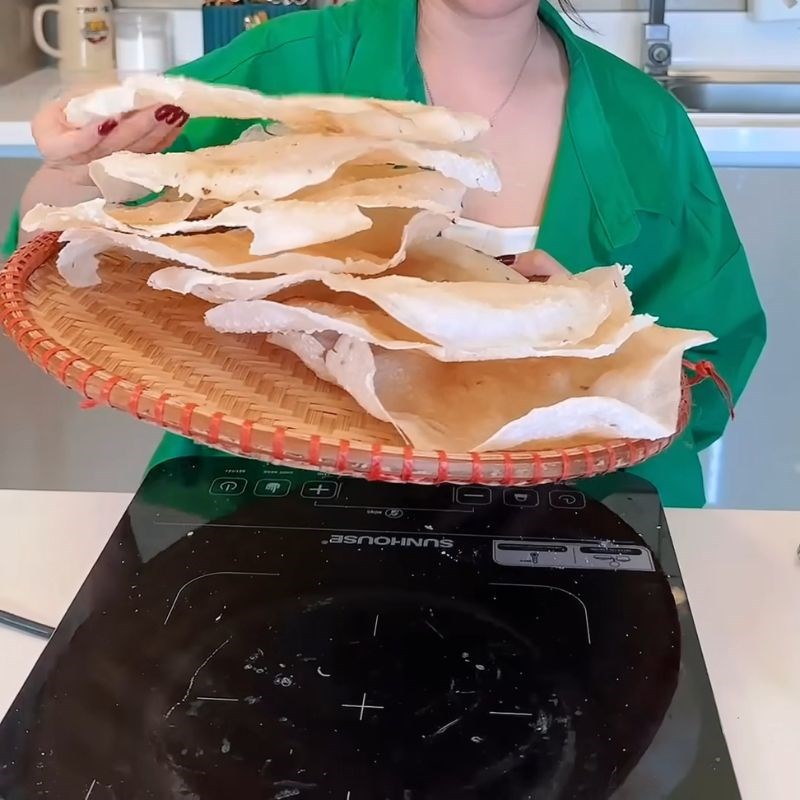Bước 2 Nướng bánh tráng Bánh đập