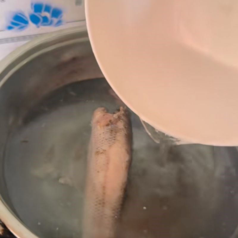 Bước 3 Nấu canh chua lá bứa Lá bứa nấu canh chua