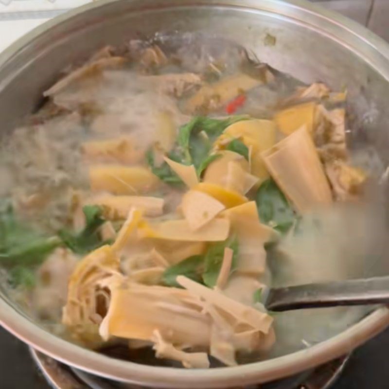 Bước 3 Nấu canh chua lá bứa Lá bứa nấu canh chua