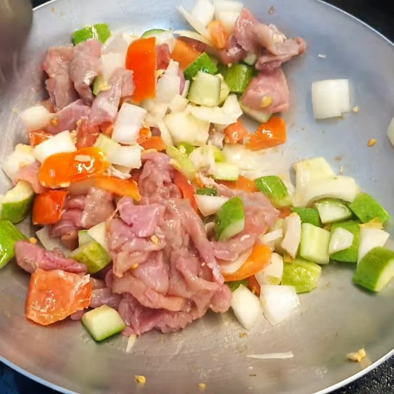 Bước 3 Xào thịt bò Cơm chiên bò xào