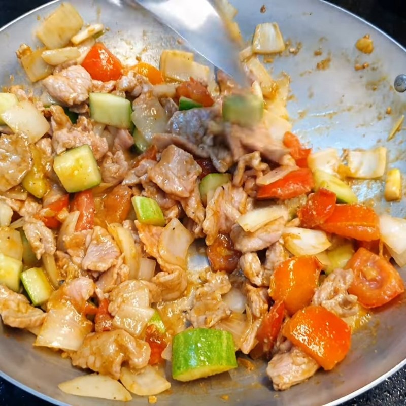 Bước 3 Xào thịt bò Cơm chiên bò xào