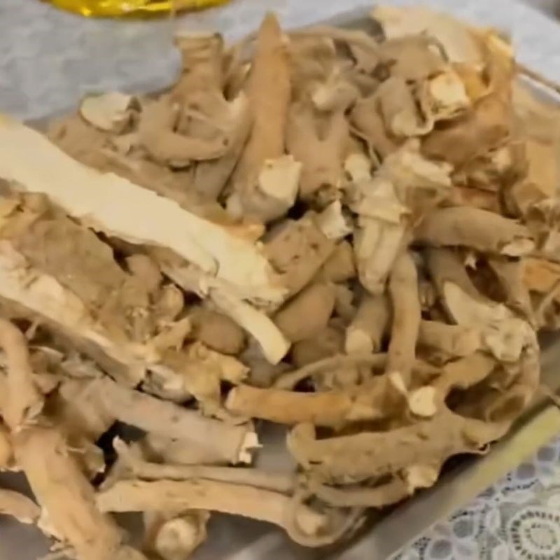 Bước 1 Sơ chế củ đinh lăng Rượu đinh lăng