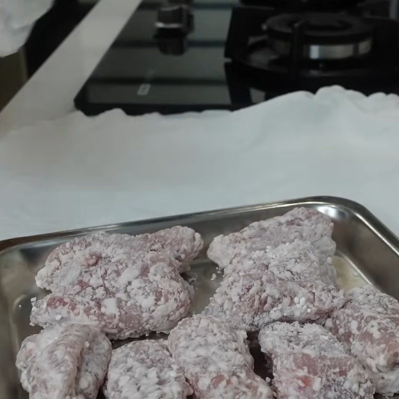Bước 4 Áo bột và chiên sườn giòn rụm Sườn xào chua ngọt người Hoa