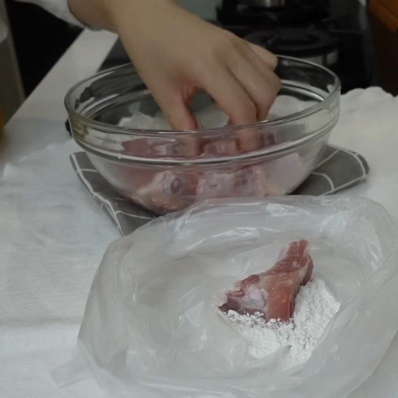 Bước 4 Áo bột và chiên sườn giòn rụm Sườn xào chua ngọt người Hoa