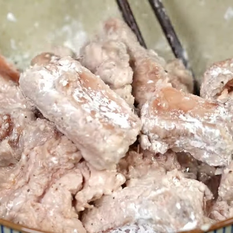 Bước 3 Áp bột và chiên sườn Sườn muối sả chiên