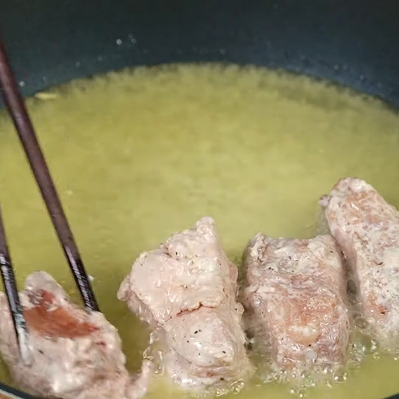 Bước 3 Áp bột và chiên sườn Sườn muối sả chiên