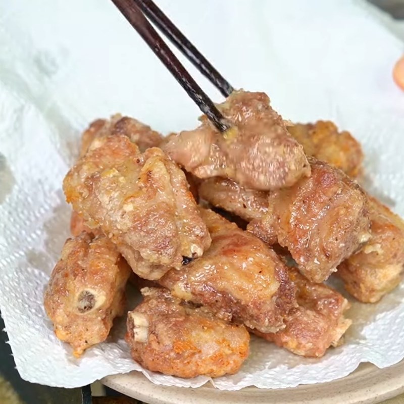 Bước 3 Áp bột và chiên sườn Sườn muối sả chiên