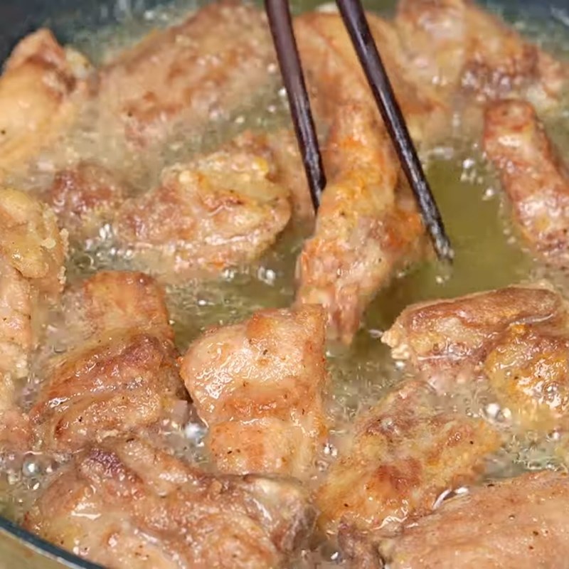 Bước 3 Áp bột và chiên sườn Sườn muối sả chiên