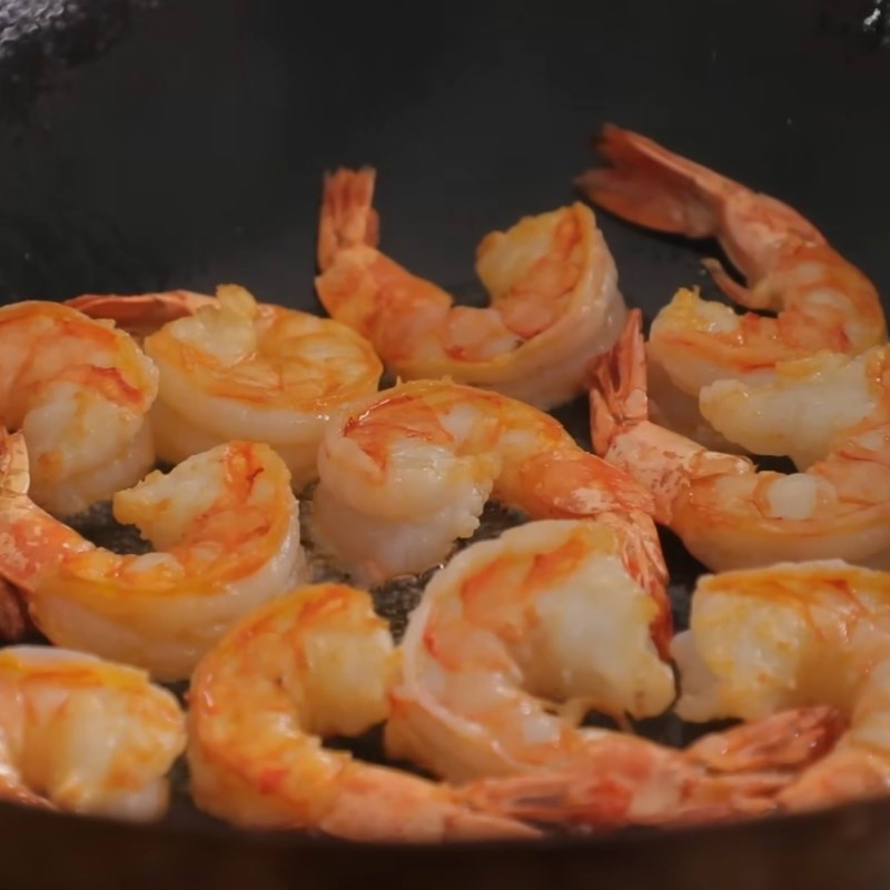 Bước 3 Áp chảo tôm Cơm chiên Thái Lan