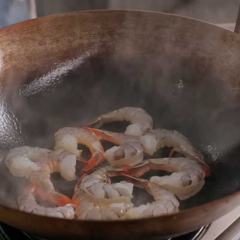 Bước 3 Áp chảo tôm Cơm chiên Thái Lan