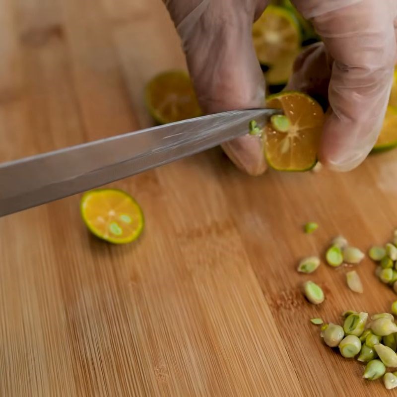 Bước 3 Cắt và loại bỏ hạt tắc Trà chanh kim quất