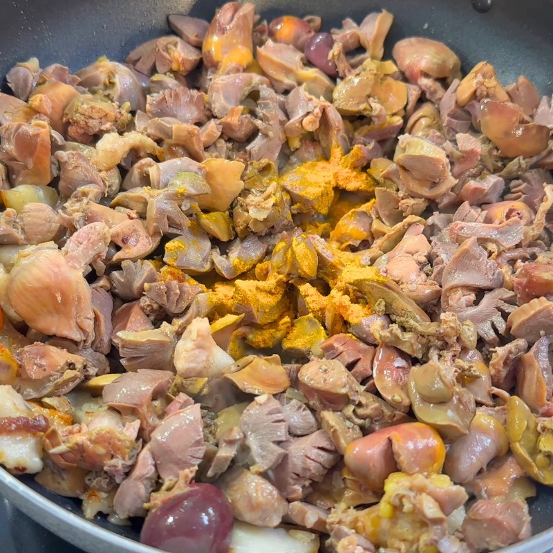 Bước 3 Cháy ba chỉ và xào lòng gà Mì quảng trộn