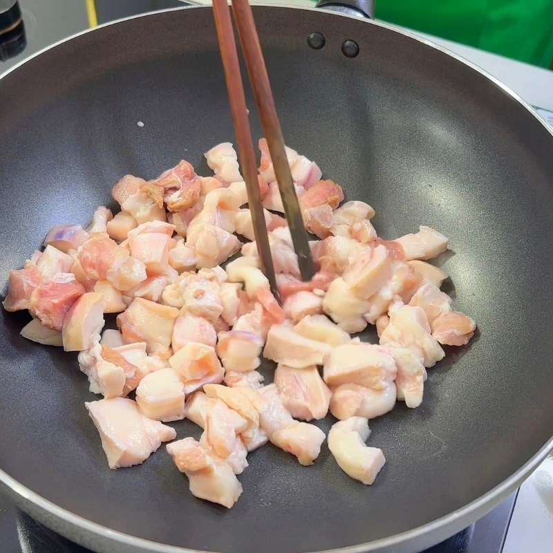 Bước 3 Cháy ba chỉ và xào lòng gà Mì quảng trộn