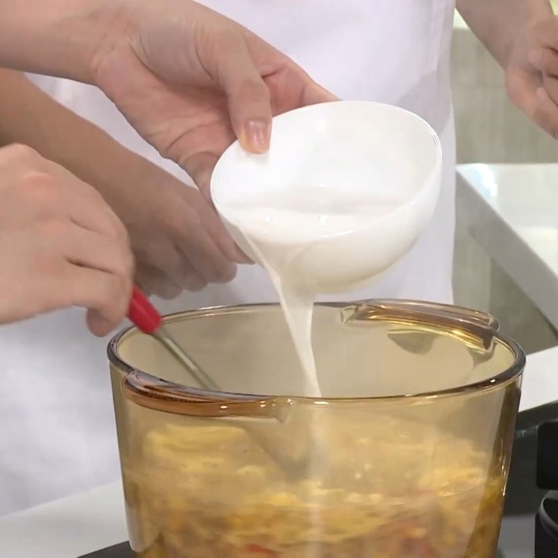 Bước 4 Chế biến súp thanh cua Súp thanh cua