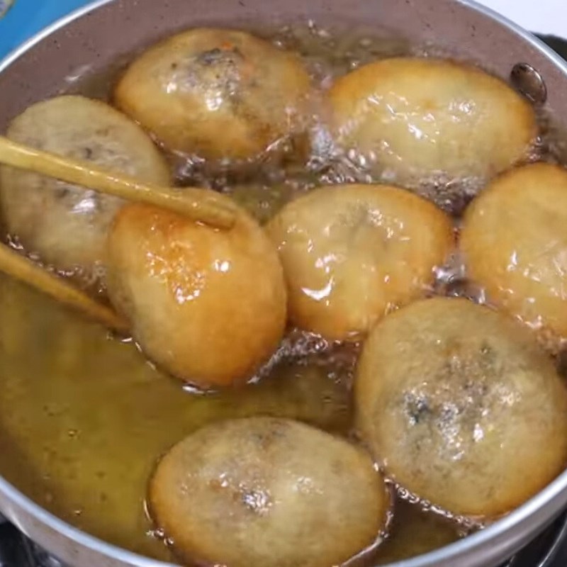 Bước 4 Chiên bánh cam mặn giòn rụm Bánh cam mặn