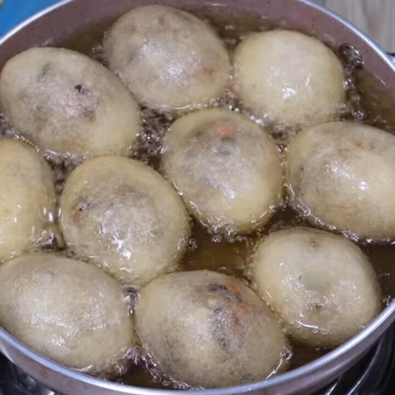 Bước 4 Chiên bánh cam mặn giòn rụm Bánh cam mặn