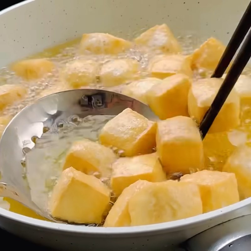 Bước 2 Chiên đậu hũ lần 1 Tàu hũ chiên giòn