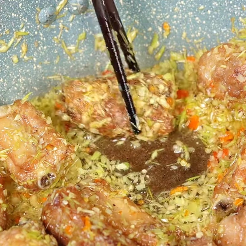 Bước 4 Chiên sả ớt và áo sườn Sườn muối sả chiên