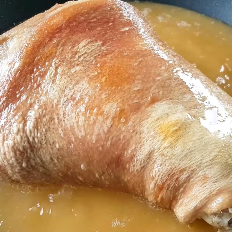 Bước 3 Chiên sơ chân giò Chân giò hầm hạt sen