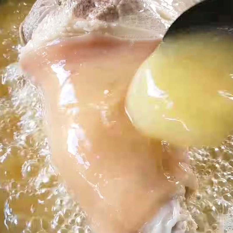 Bước 3 Chiên sơ chân giò Chân giò hầm hạt sen