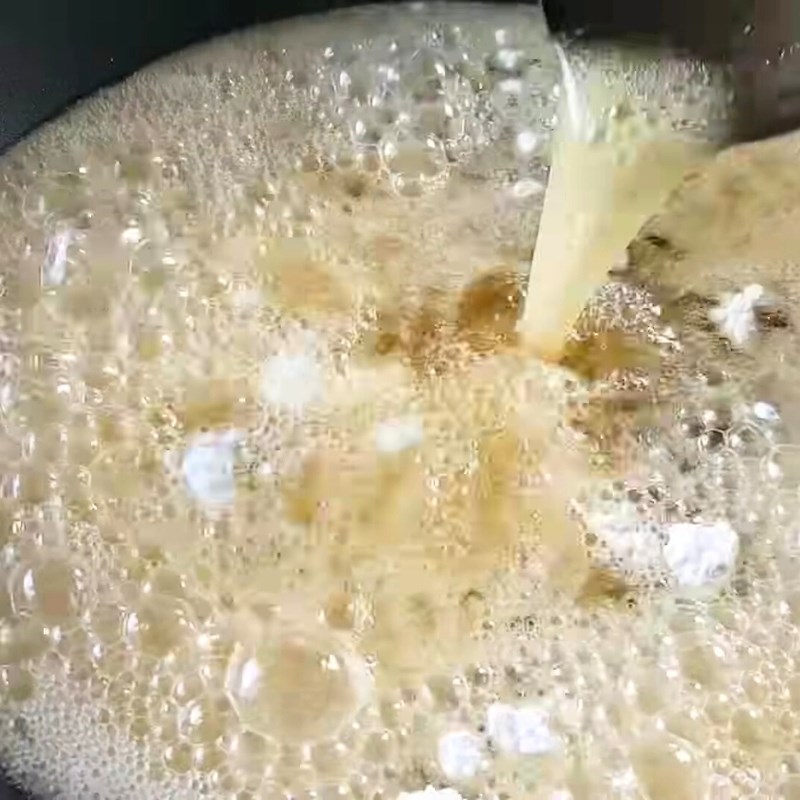 Bước 3 Chiên sơ chân giò Chân giò hầm hạt sen