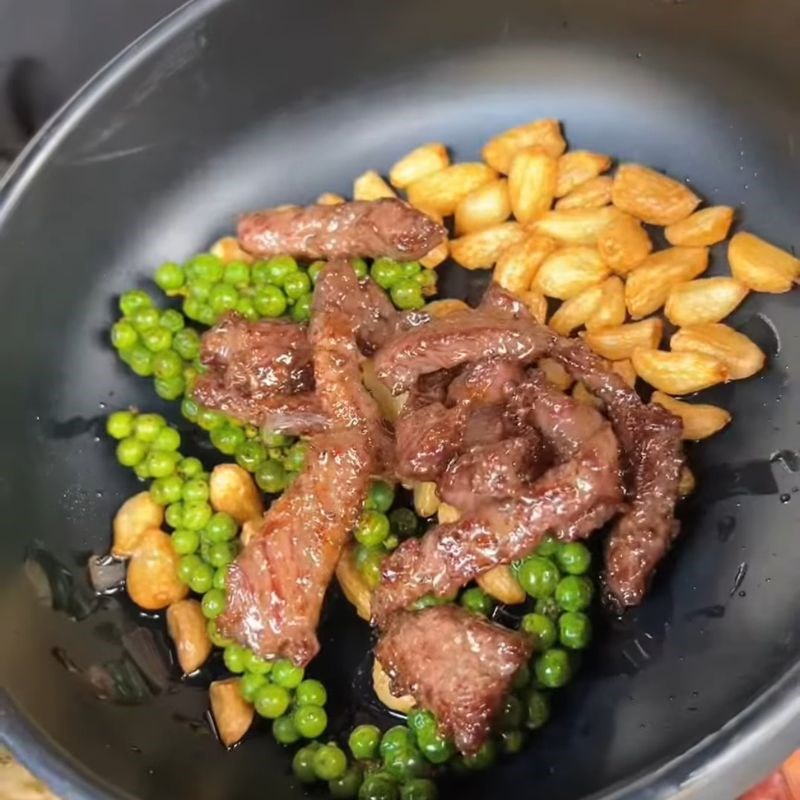 Bước 3 Chiên sơ thịt trâu Trâu cháy tỏi