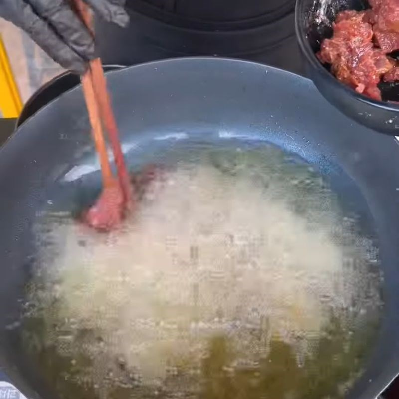 Bước 3 Chiên sơ thịt trâu Trâu cháy tỏi