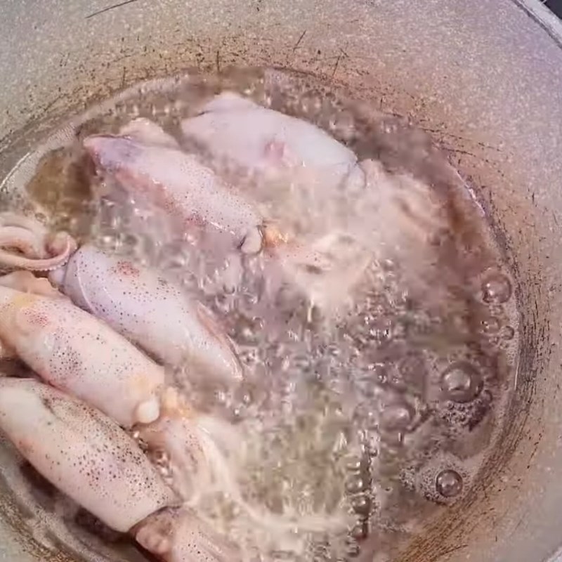 Bước 2 Chiên vàng mực cơm Mực cơm chiên mắm
