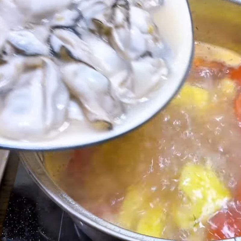Bước 3 Cho hàu và hoàn thành món canh Nấu canh hàu cà chua