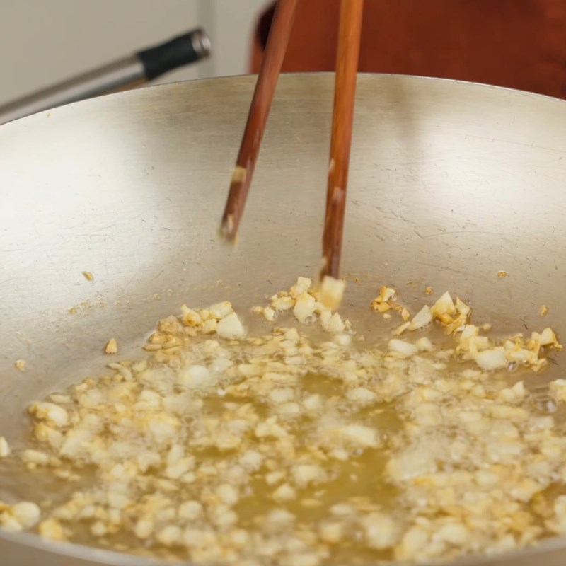 Bước 2 Chuẩn bị các nguyên liệu khác Tôm tít rang me