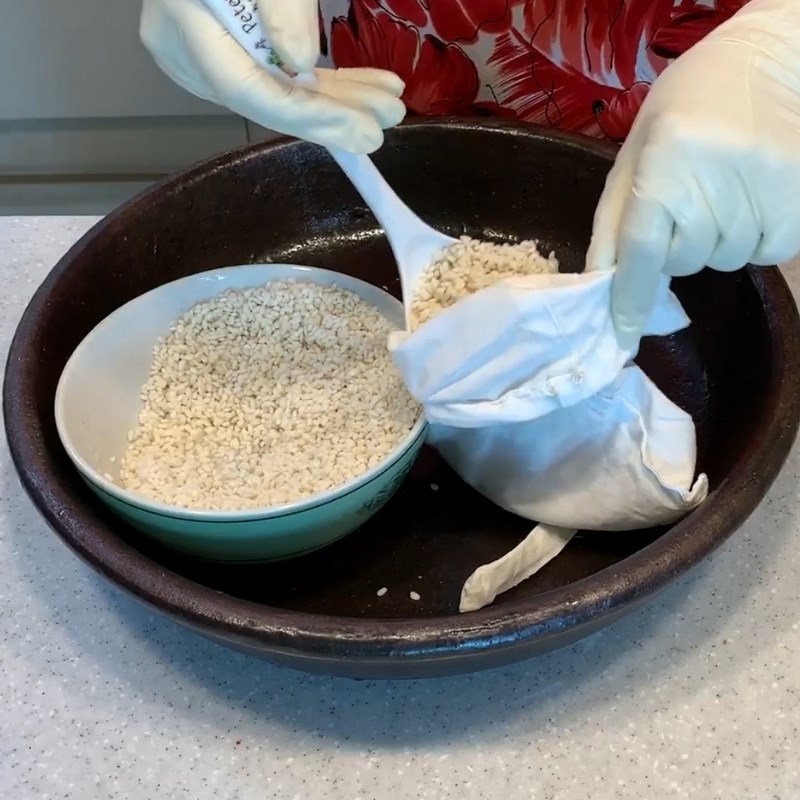 Bước 3 Chuẩn bị cơm nếp Gà hầm sâm Hàn Quốc