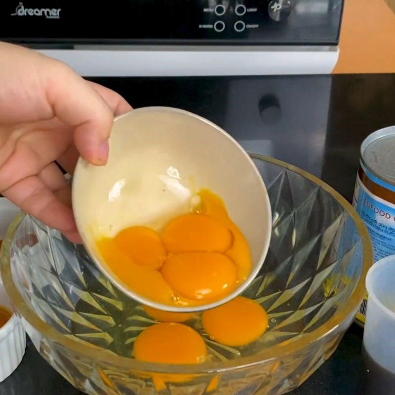 Bước 2 Chuẩn bị hỗn hợp trứng sữa cà phê béo ngậy Bánh flan cafe