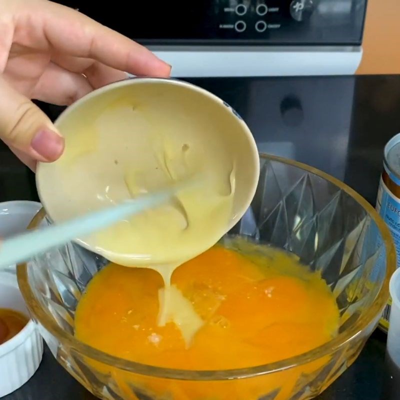 Bước 2 Chuẩn bị hỗn hợp trứng sữa cà phê béo ngậy Bánh flan cafe