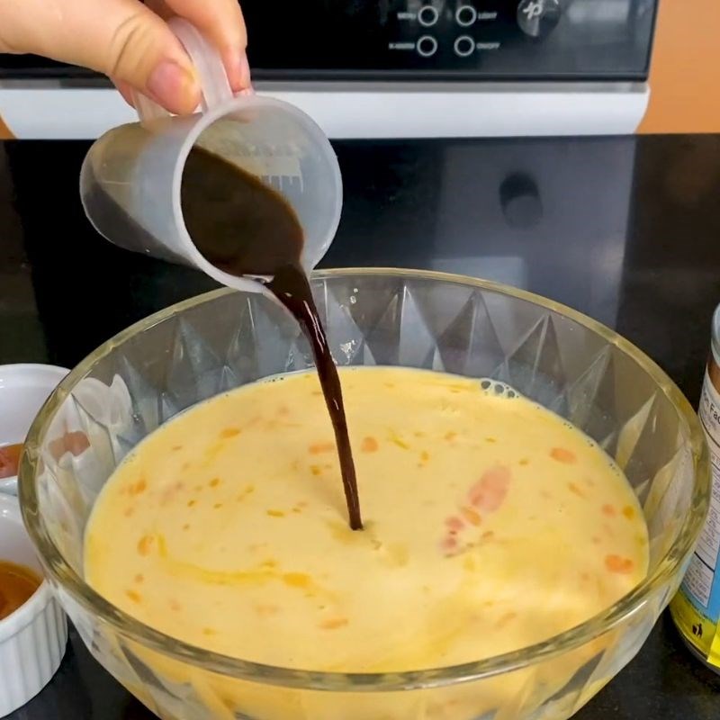 Bước 2 Chuẩn bị hỗn hợp trứng sữa cà phê béo ngậy Bánh flan cafe